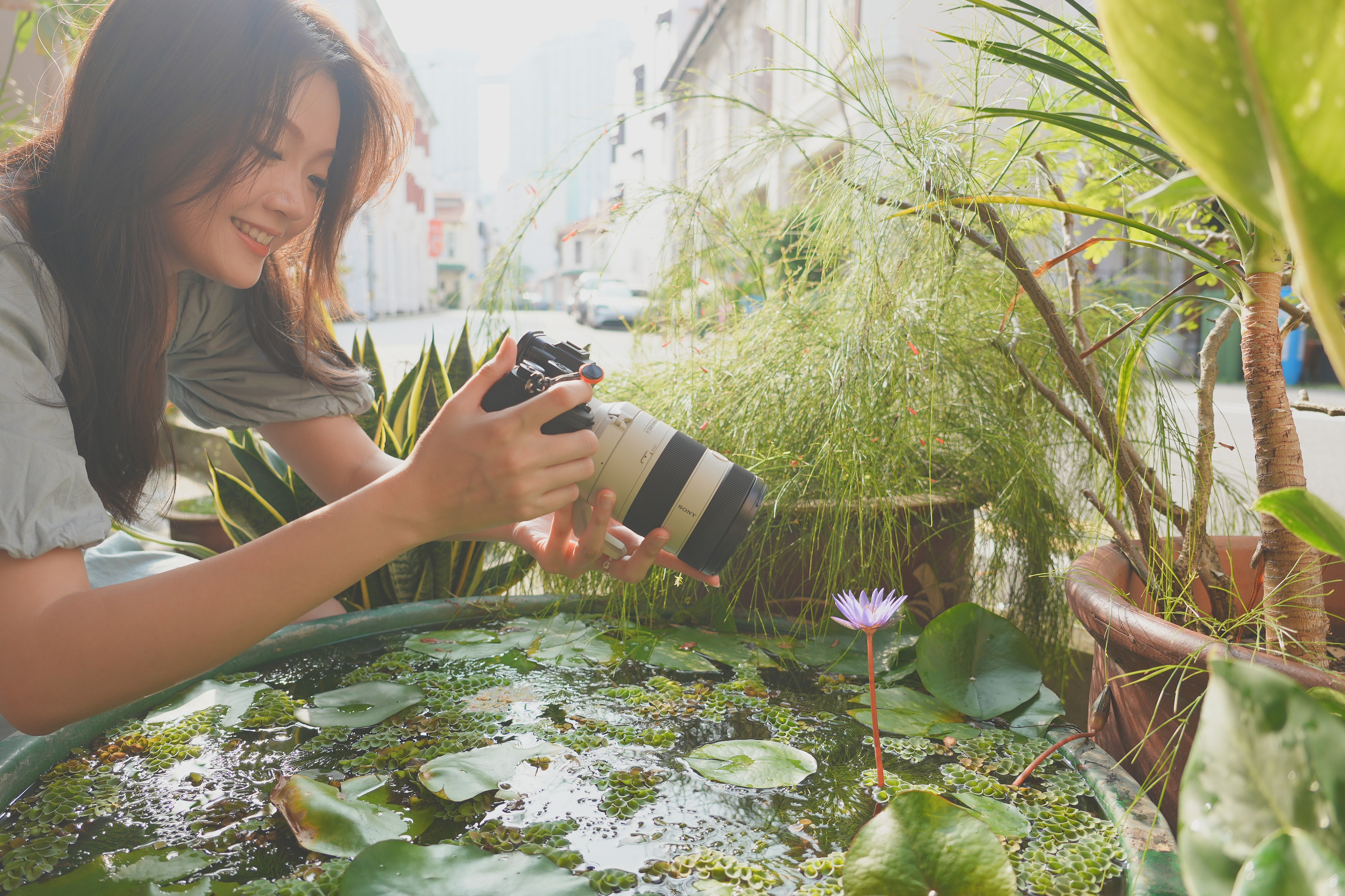 person shooting with SEL70200G2 lens